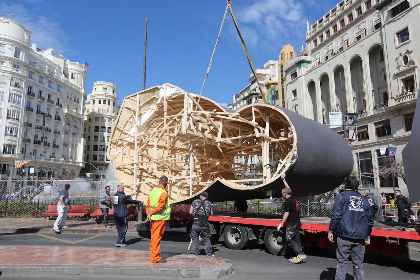 La falla municipal de Valencia 2020 sufre daños durante su traslado a la plaza del Ayuntamiento