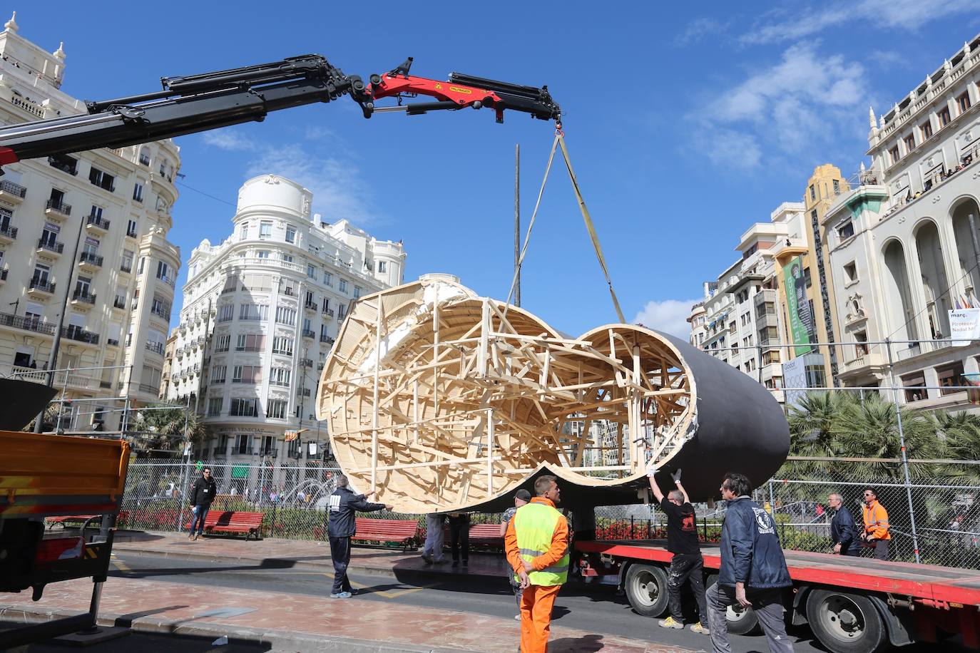 La falla municipal de Valencia 2020 sufre daños durante su traslado a la plaza del Ayuntamiento