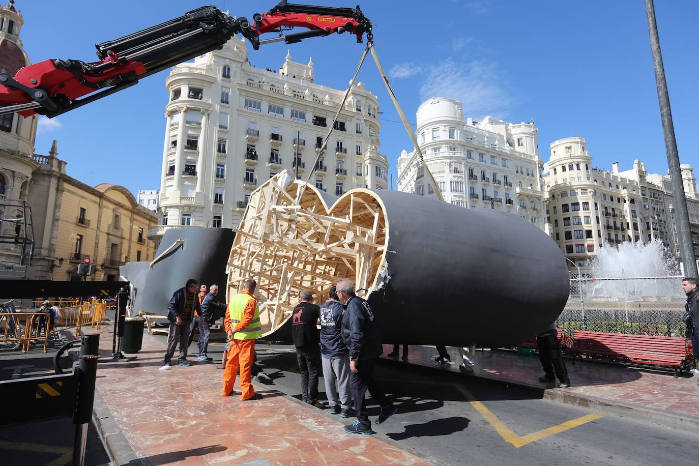 La falla municipal de Valencia 2020 sufre daños durante su traslado a la plaza del Ayuntamiento