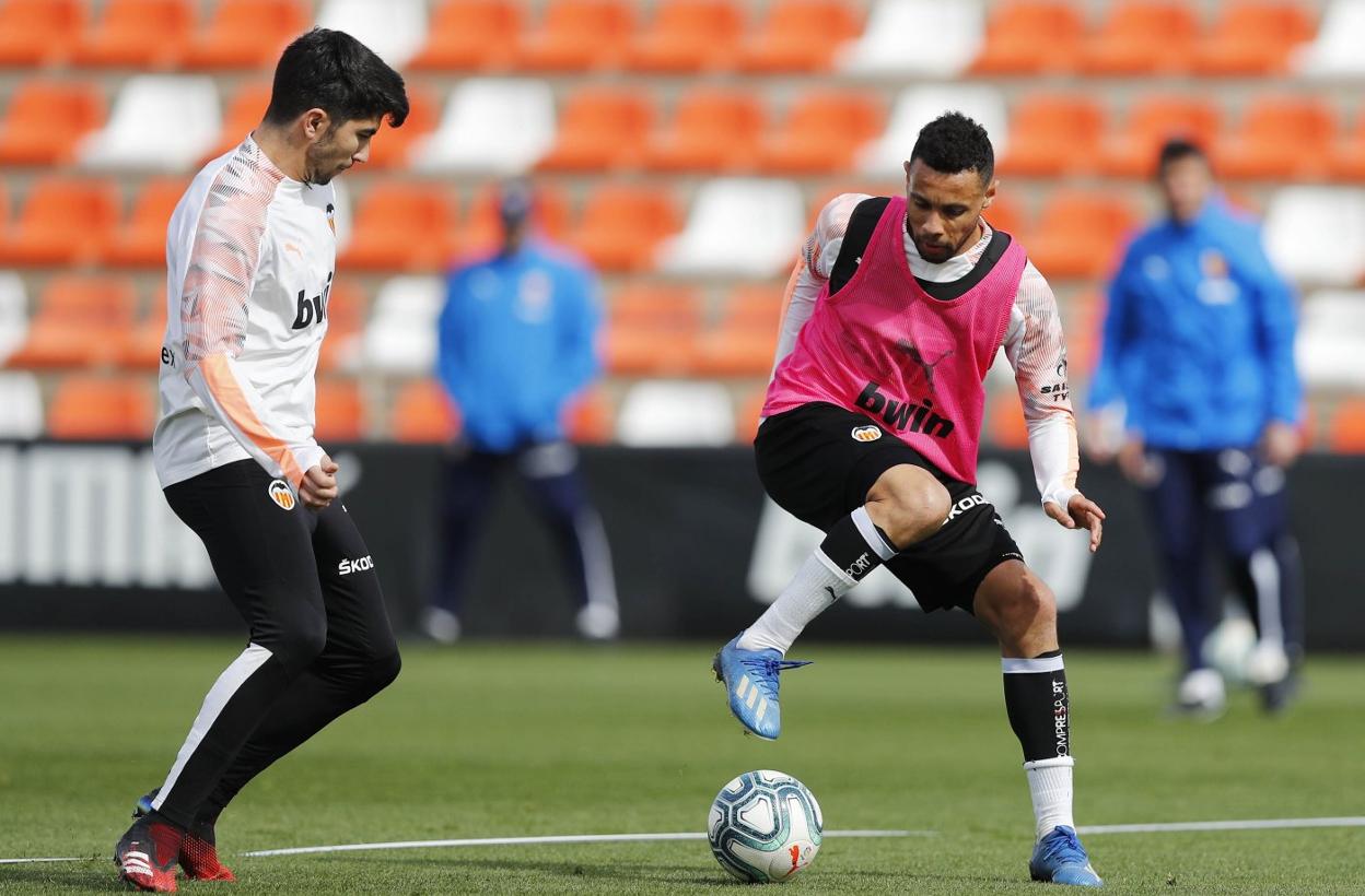 Coquelin controla el balón ante Carlos Soler en el entrenamiento de ayer. VCF/Lázaro dela Peña