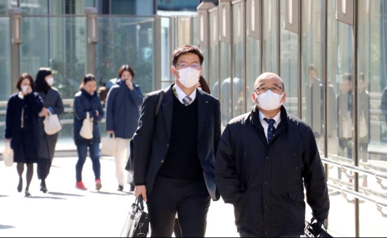 Trabajadores, con mascarillas.