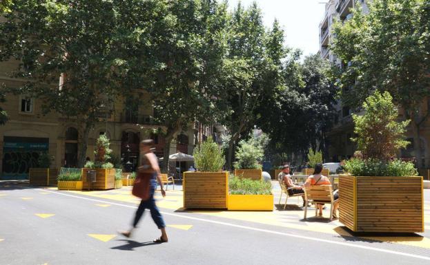 Imagen principal - Bancos y plantas para cerrar calles en Valencia