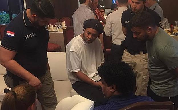 Imagen principal - La Policía en la habitación de Ronaldihnho // Presencia policial en el hotel en el que se alojan el exfutbolista y su hermano. // Un hombre brasileño, relacionado con Ronaldinho, también ha sido detenido.