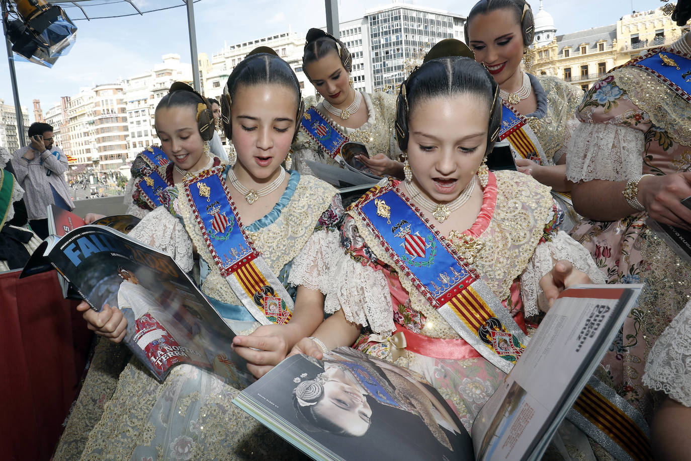 Cerca de un centenar de ejemplares de la Revista de Fallas de LAS PROVINCIAS han volado este jueves como por ensalmo en el balcón del Ayuntamiento. Es el anticipo de la expectación creada este año con el trabajo de 220 páginas dedicado a la fiesta josefina y el Parque Natural de la Albufera. Este sábado se entrega gratuitamente con el periódico (1,70 euros) y por el mismo precio se podrá pedir en todos los quioscos hasta el día 19. Las falleras mayores de Valencia, Consuelo Llobell y Carla García, han sido las primeras en recibir la Revista, que en sus 220 páginas encierra todo tipo de reportajes, aunque el denominador común es la defensa del parque natural, la joya ambiental de la ciudad que necesita con urgencia inversiones públicas. 