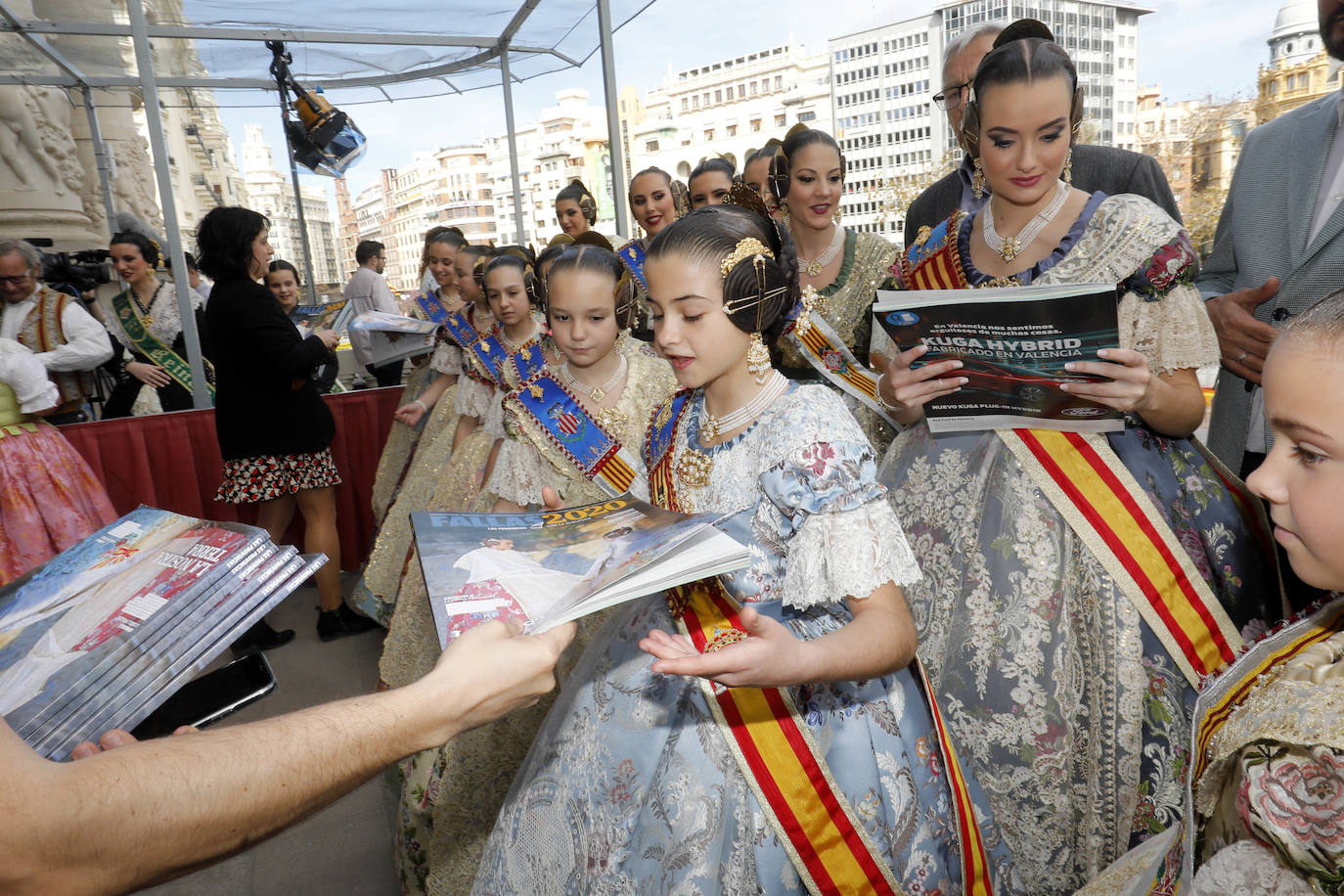 Cerca de un centenar de ejemplares de la Revista de Fallas de LAS PROVINCIAS han volado este jueves como por ensalmo en el balcón del Ayuntamiento. Es el anticipo de la expectación creada este año con el trabajo de 220 páginas dedicado a la fiesta josefina y el Parque Natural de la Albufera. Este sábado se entrega gratuitamente con el periódico (1,70 euros) y por el mismo precio se podrá pedir en todos los quioscos hasta el día 19. Las falleras mayores de Valencia, Consuelo Llobell y Carla García, han sido las primeras en recibir la Revista, que en sus 220 páginas encierra todo tipo de reportajes, aunque el denominador común es la defensa del parque natural, la joya ambiental de la ciudad que necesita con urgencia inversiones públicas. 