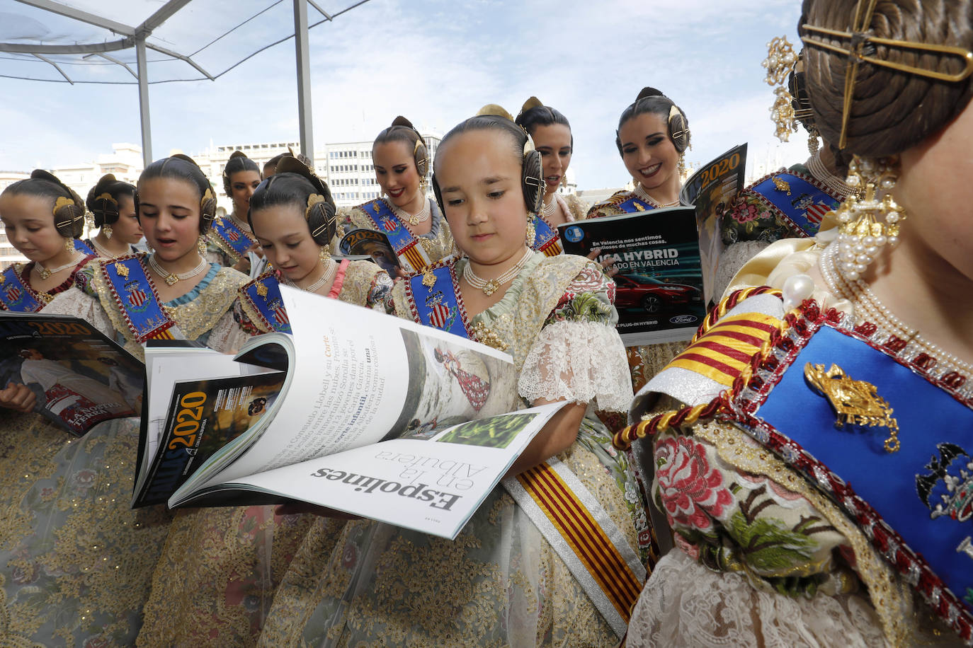 Cerca de un centenar de ejemplares de la Revista de Fallas de LAS PROVINCIAS han volado este jueves como por ensalmo en el balcón del Ayuntamiento. Es el anticipo de la expectación creada este año con el trabajo de 220 páginas dedicado a la fiesta josefina y el Parque Natural de la Albufera. Este sábado se entrega gratuitamente con el periódico (1,70 euros) y por el mismo precio se podrá pedir en todos los quioscos hasta el día 19. Las falleras mayores de Valencia, Consuelo Llobell y Carla García, han sido las primeras en recibir la Revista, que en sus 220 páginas encierra todo tipo de reportajes, aunque el denominador común es la defensa del parque natural, la joya ambiental de la ciudad que necesita con urgencia inversiones públicas. 