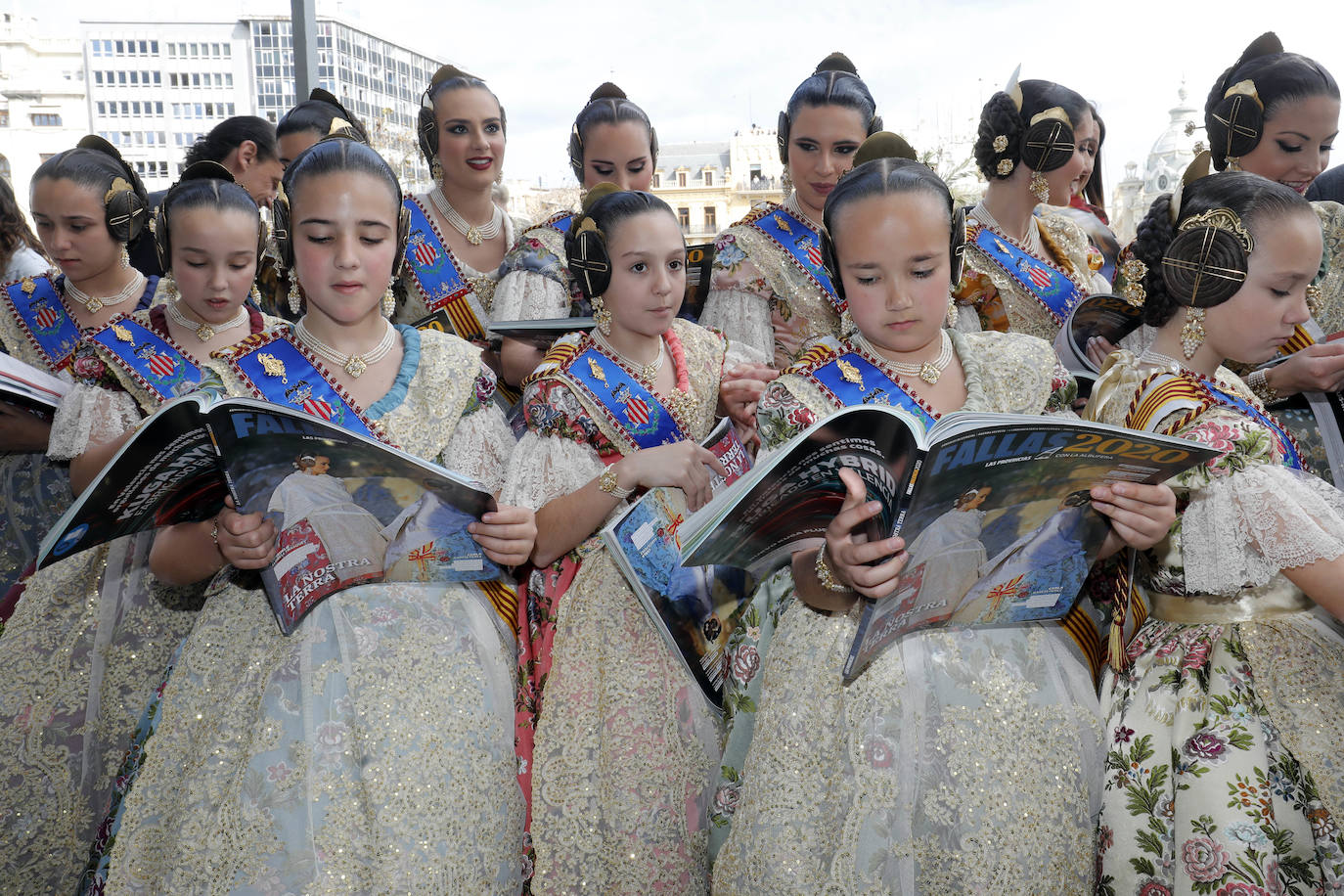 Cerca de un centenar de ejemplares de la Revista de Fallas de LAS PROVINCIAS han volado este jueves como por ensalmo en el balcón del Ayuntamiento. Es el anticipo de la expectación creada este año con el trabajo de 220 páginas dedicado a la fiesta josefina y el Parque Natural de la Albufera. Este sábado se entrega gratuitamente con el periódico (1,70 euros) y por el mismo precio se podrá pedir en todos los quioscos hasta el día 19. Las falleras mayores de Valencia, Consuelo Llobell y Carla García, han sido las primeras en recibir la Revista, que en sus 220 páginas encierra todo tipo de reportajes, aunque el denominador común es la defensa del parque natural, la joya ambiental de la ciudad que necesita con urgencia inversiones públicas. 