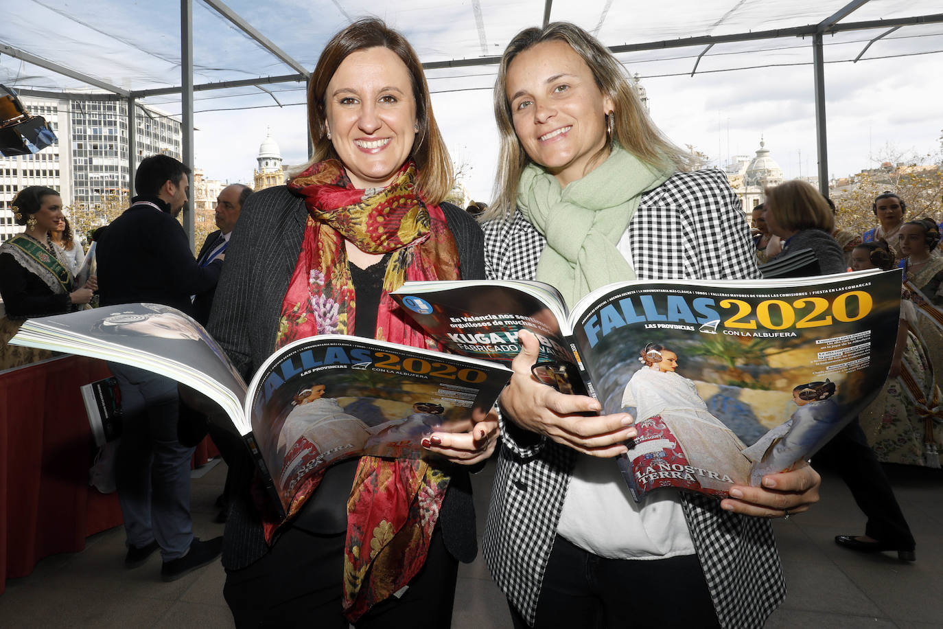 Cerca de un centenar de ejemplares de la Revista de Fallas de LAS PROVINCIAS han volado este jueves como por ensalmo en el balcón del Ayuntamiento. Es el anticipo de la expectación creada este año con el trabajo de 220 páginas dedicado a la fiesta josefina y el Parque Natural de la Albufera. Este sábado se entrega gratuitamente con el periódico (1,70 euros) y por el mismo precio se podrá pedir en todos los quioscos hasta el día 19. Las falleras mayores de Valencia, Consuelo Llobell y Carla García, han sido las primeras en recibir la Revista, que en sus 220 páginas encierra todo tipo de reportajes, aunque el denominador común es la defensa del parque natural, la joya ambiental de la ciudad que necesita con urgencia inversiones públicas. 