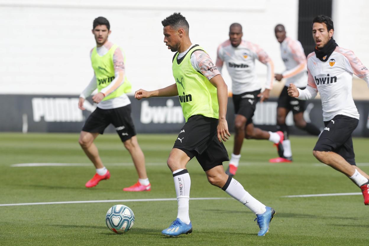 Coquelin, durante el entrenamiento de ayer. valencia cf/l. de la peña