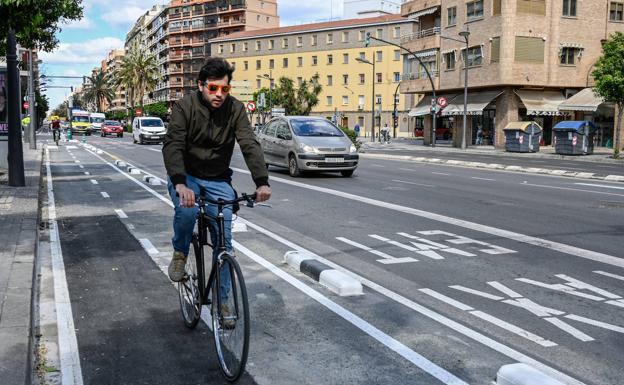 Usuario del carril bici de Primado Reig. 