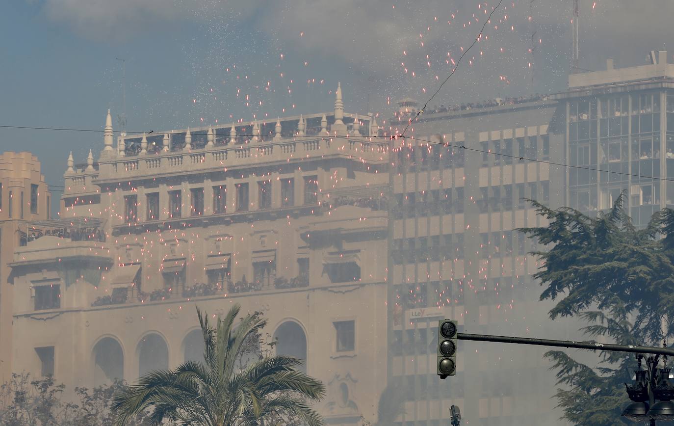 La mascletà de este viernes 6 de marzo ha sido lanzada por la pirotecnia Alpulpujarreña, de Granada y ha utilizado más de 100 kilos de pólvora.