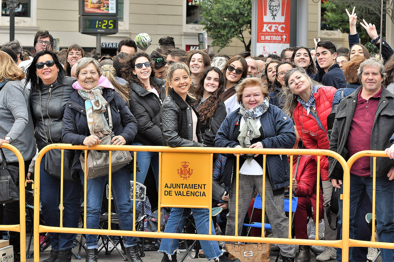 Pirotecnia Alpujarreña ha repetido su temido 'martillo de Thor', un efecto con el que ha conquistado a toda la plaza del Ayuntamiento. 