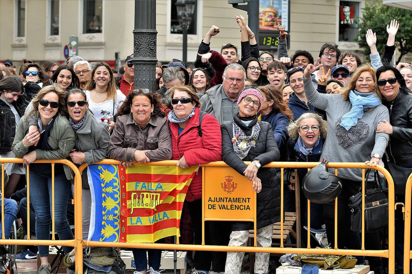 Pirotecnia Alpujarreña ha repetido su temido 'martillo de Thor', un efecto con el que ha conquistado a toda la plaza del Ayuntamiento. 