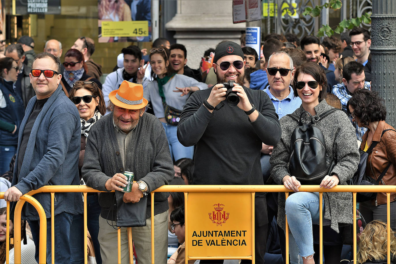 Pirotecnia Alpujarreña ha repetido su temido 'martillo de Thor', un efecto con el que ha conquistado a toda la plaza del Ayuntamiento. 