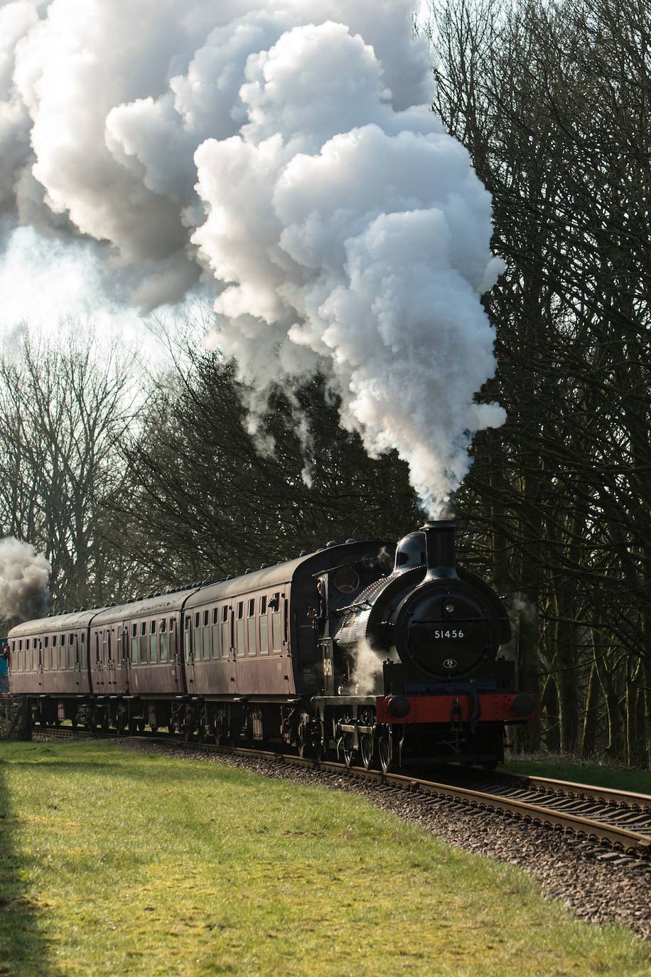 Siete locomotoras antiguas recorren la línea de East Lancashire Railway, cerca de la estación Burrs Country Park, en el primer día del Spring Steam Gala, evento que se celebra este fin de semana en el norte de Inglaterra.