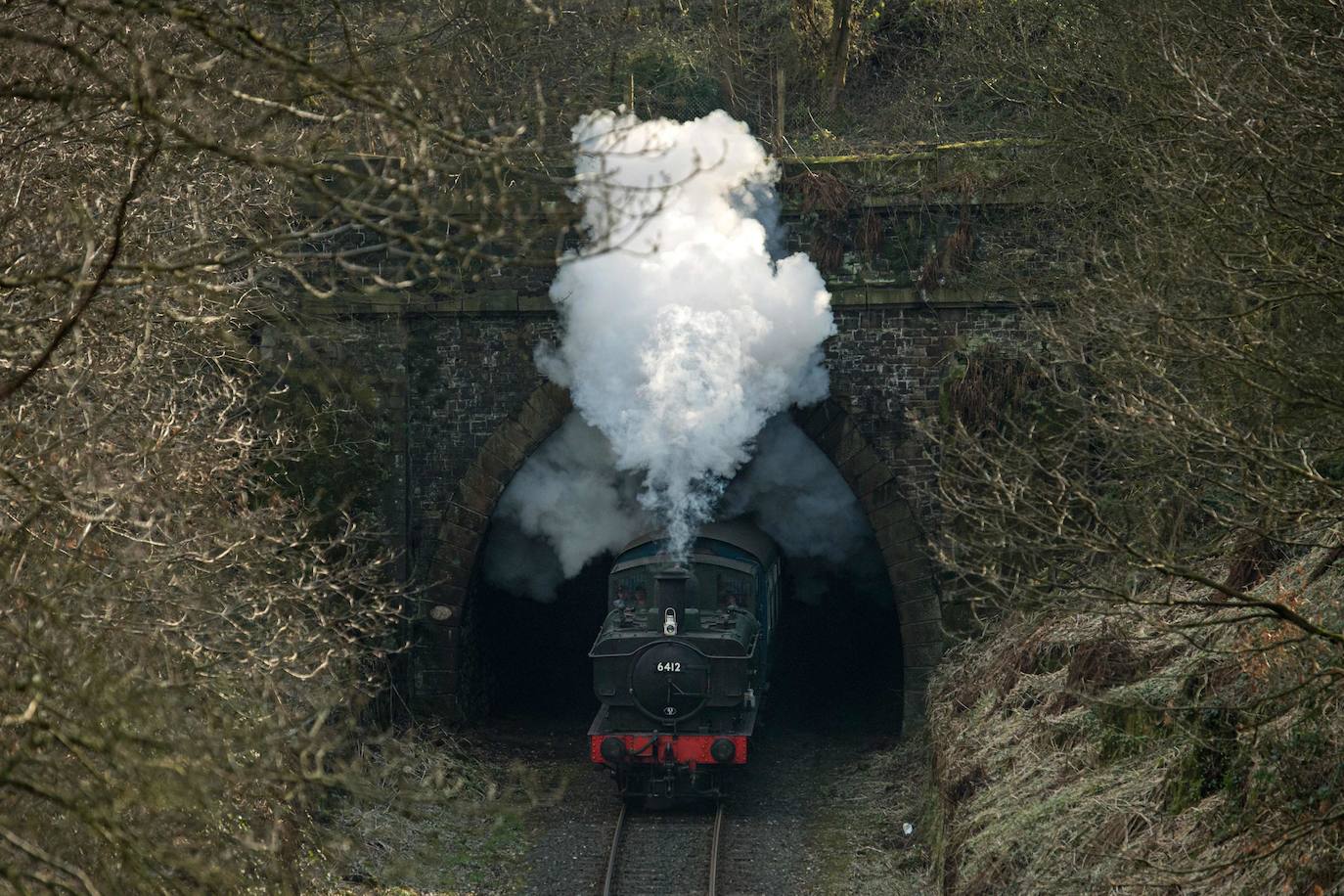 Siete locomotoras antiguas recorren la línea de East Lancashire Railway, cerca de la estación Burrs Country Park, en el primer día del Spring Steam Gala, evento que se celebra este fin de semana en el norte de Inglaterra.