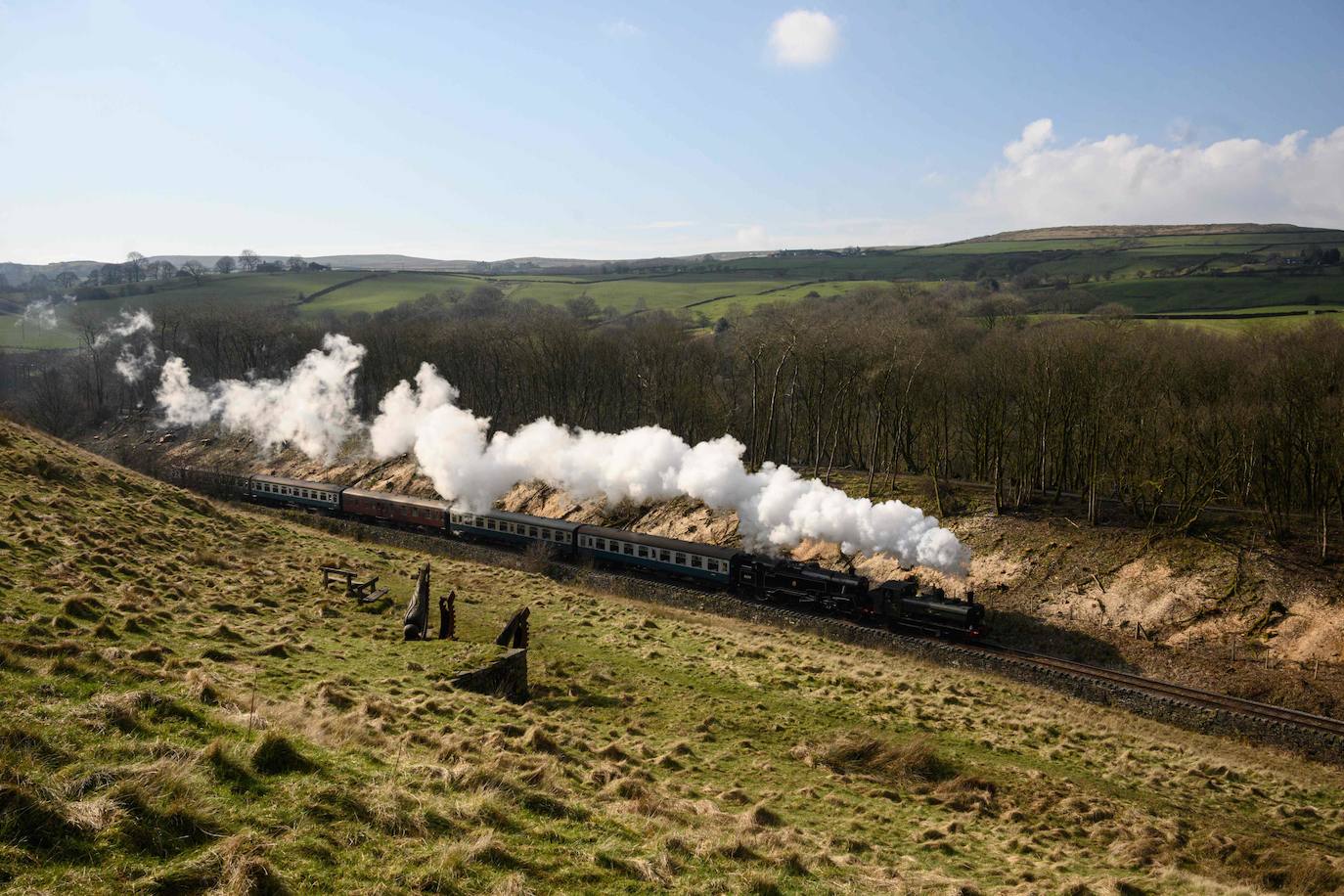 Siete locomotoras antiguas recorren la línea de East Lancashire Railway, cerca de la estación Burrs Country Park, en el primer día del Spring Steam Gala, evento que se celebra este fin de semana en el norte de Inglaterra.