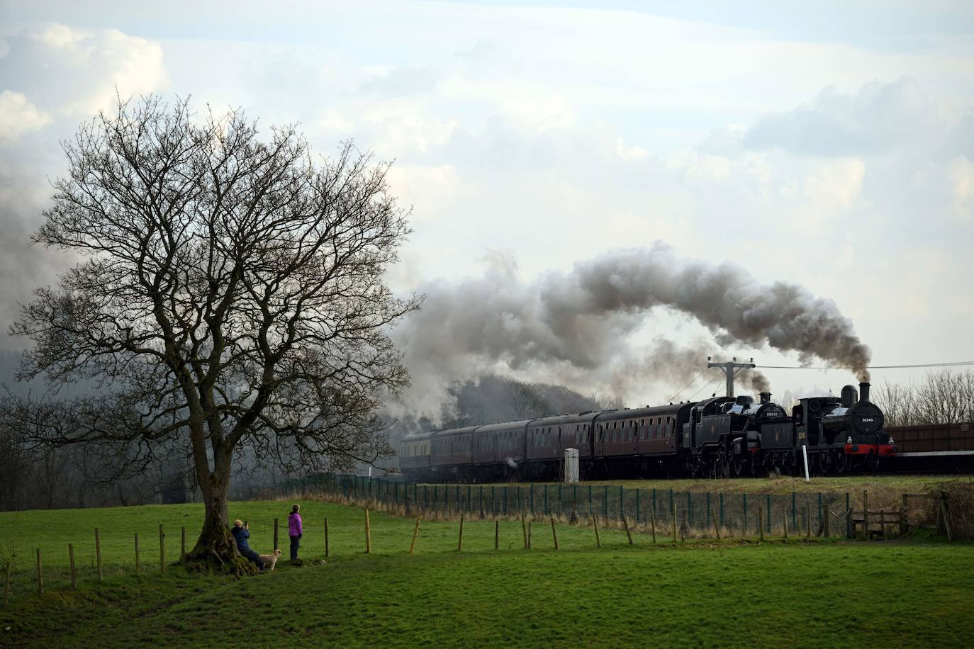 Siete locomotoras antiguas recorren la línea de East Lancashire Railway, cerca de la estación Burrs Country Park, en el primer día del Spring Steam Gala, evento que se celebra este fin de semana en el norte de Inglaterra.