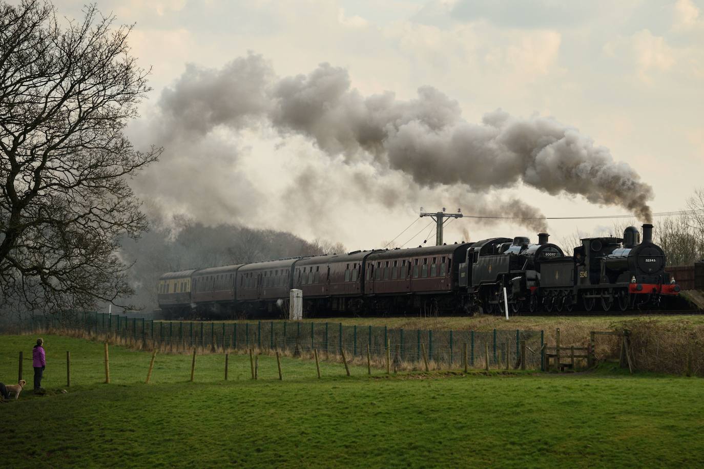 Siete locomotoras antiguas recorren la línea de East Lancashire Railway, cerca de la estación Burrs Country Park, en el primer día del Spring Steam Gala, evento que se celebra este fin de semana en el norte de Inglaterra.