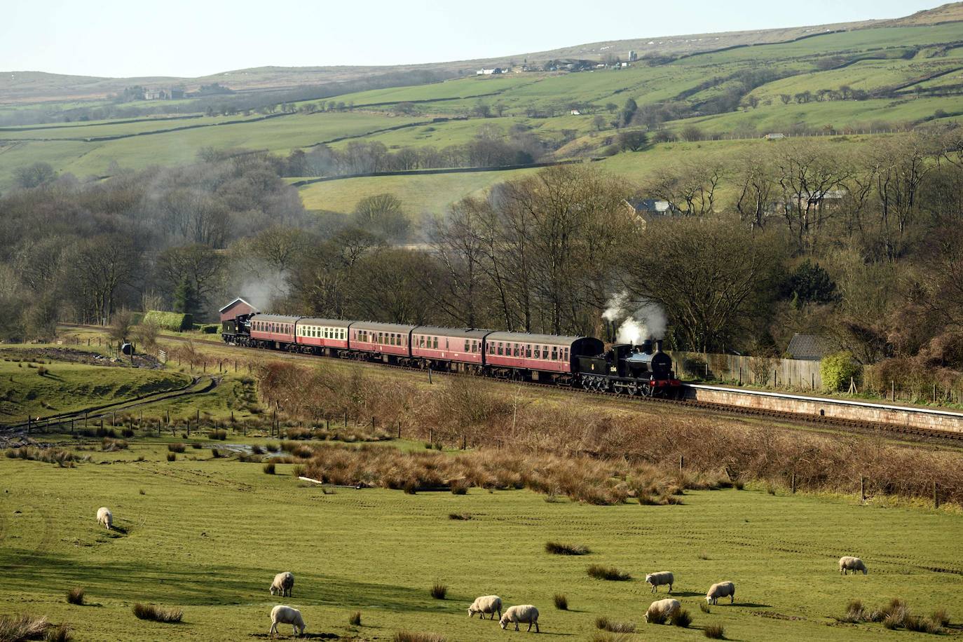 Siete locomotoras antiguas recorren la línea de East Lancashire Railway, cerca de la estación Burrs Country Park, en el primer día del Spring Steam Gala, evento que se celebra este fin de semana en el norte de Inglaterra.