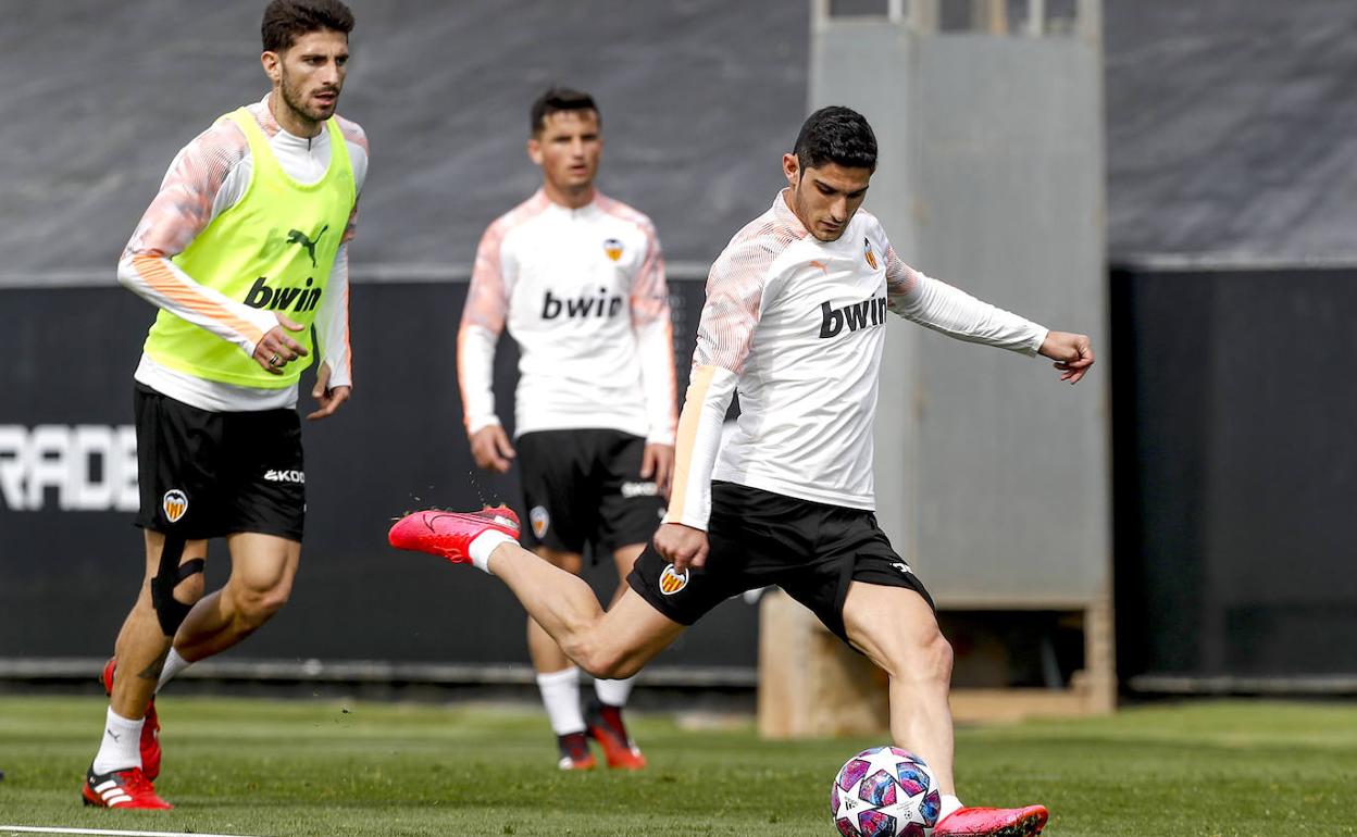 Guedes, durante el entrenamiento del Valencia