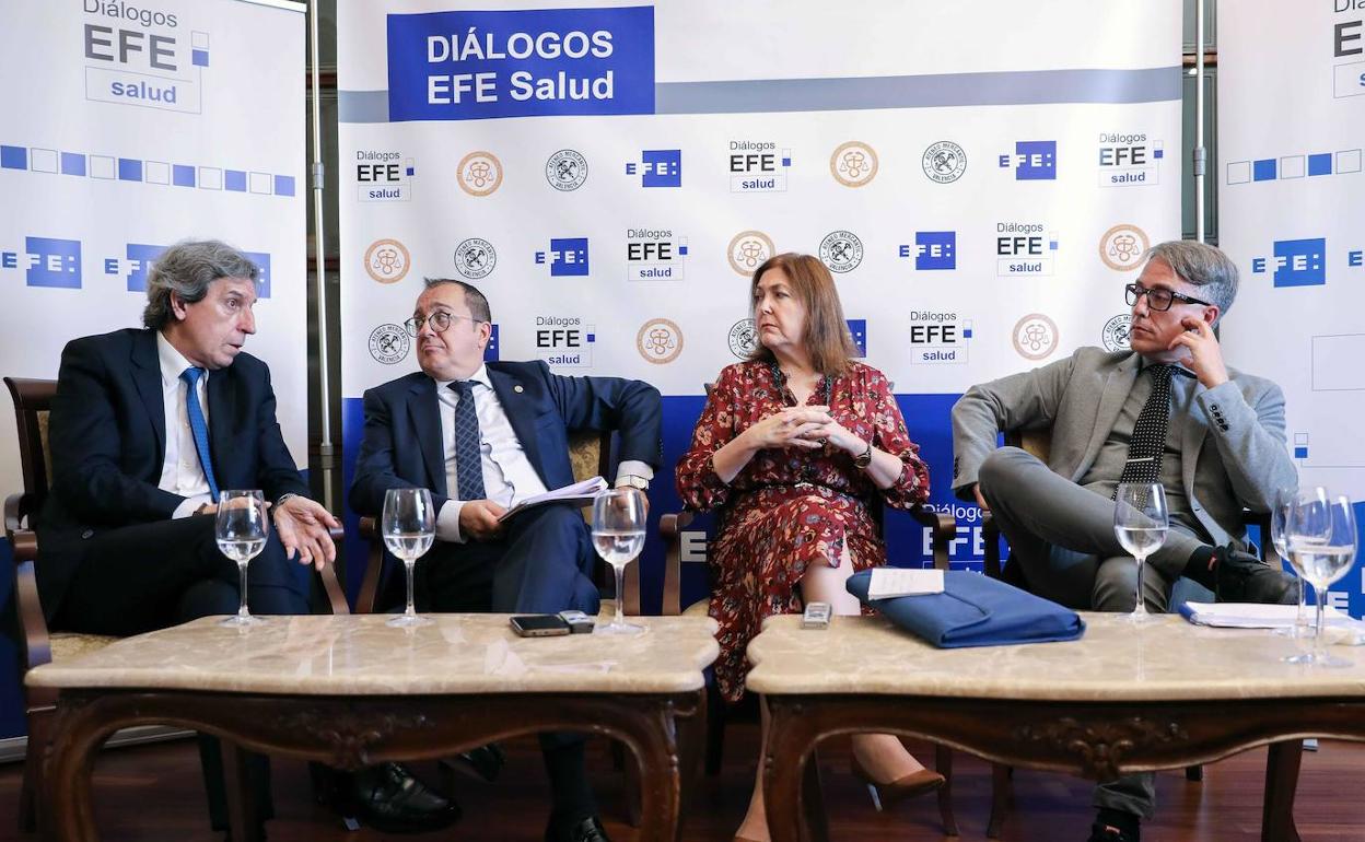 De izq a dcha,el presidente del Ilustre Colegio Oficial de Médicos de Madrid, Miguel Ángel Sánchez, el presidente de la Asociación de Derecho Sanitario de la Comunidad Valenciana (ADSCV), Carlos Fornes, la presidenta del Colegio Oficial de Médicos de Alicante, Maribel Moya, y el secretario del Colegio de Ópticos Optometristas de la Comunitat Valenciana, Vicente Montalvá, en el Desayuno Efe Salud sobre Intrusismo Sanitario.