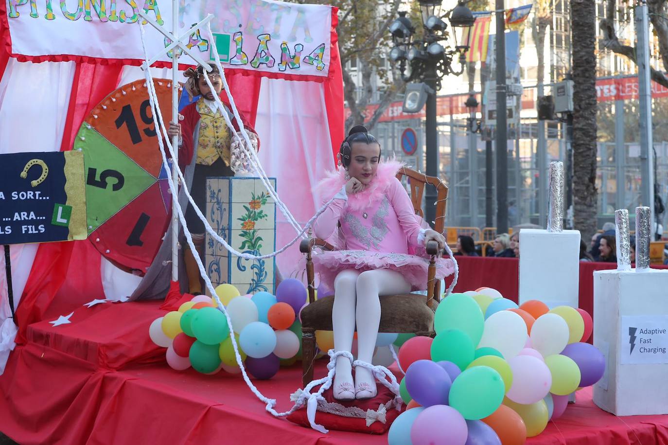 Fotos: La magia de la Cabalgata del Ninot estrena las Fallas