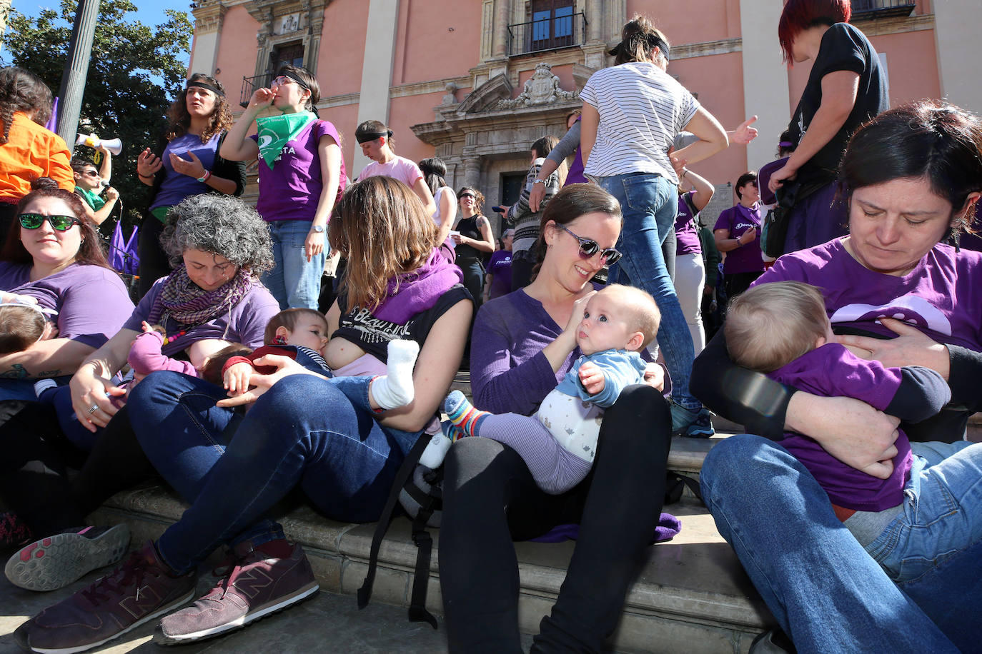 Concentración feminista en la Plaza de la Virgen