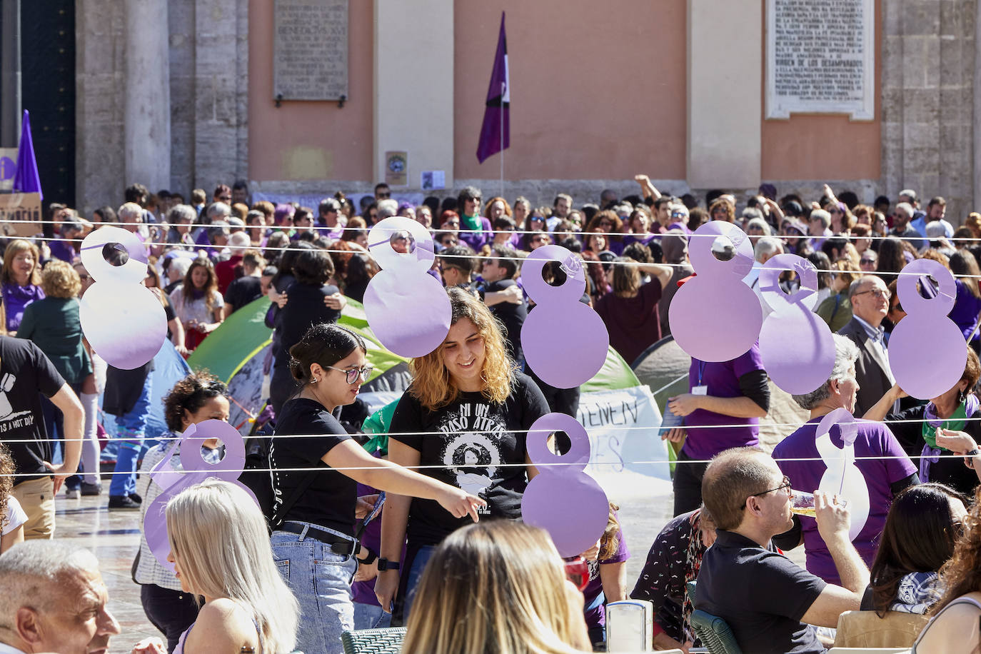 Concentración feminista en la Plaza de la Virgen. 