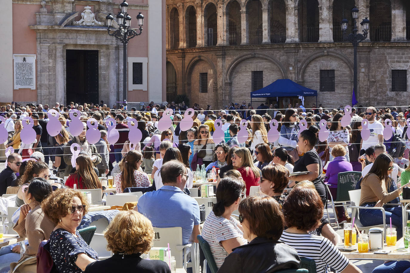 Concentración feminista en la Plaza de la Virgen. 