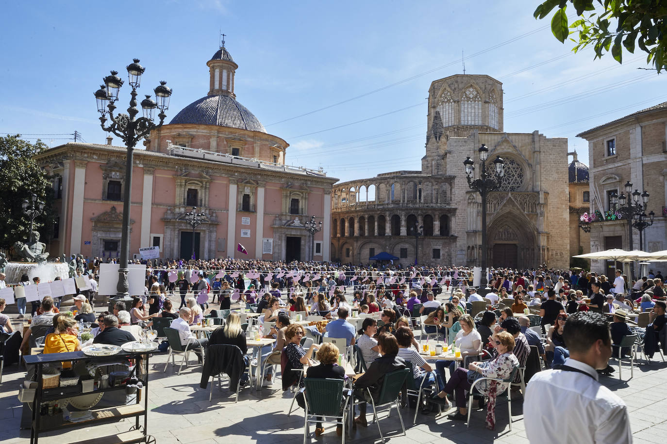 Concentración feminista en la Plaza de la Virgen. 