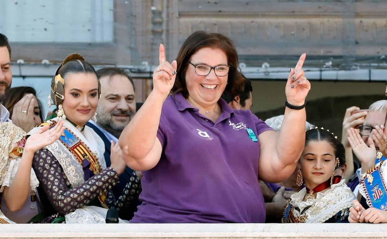 Reyes Martí, junto a las falleras mayores de Valencia 2020.