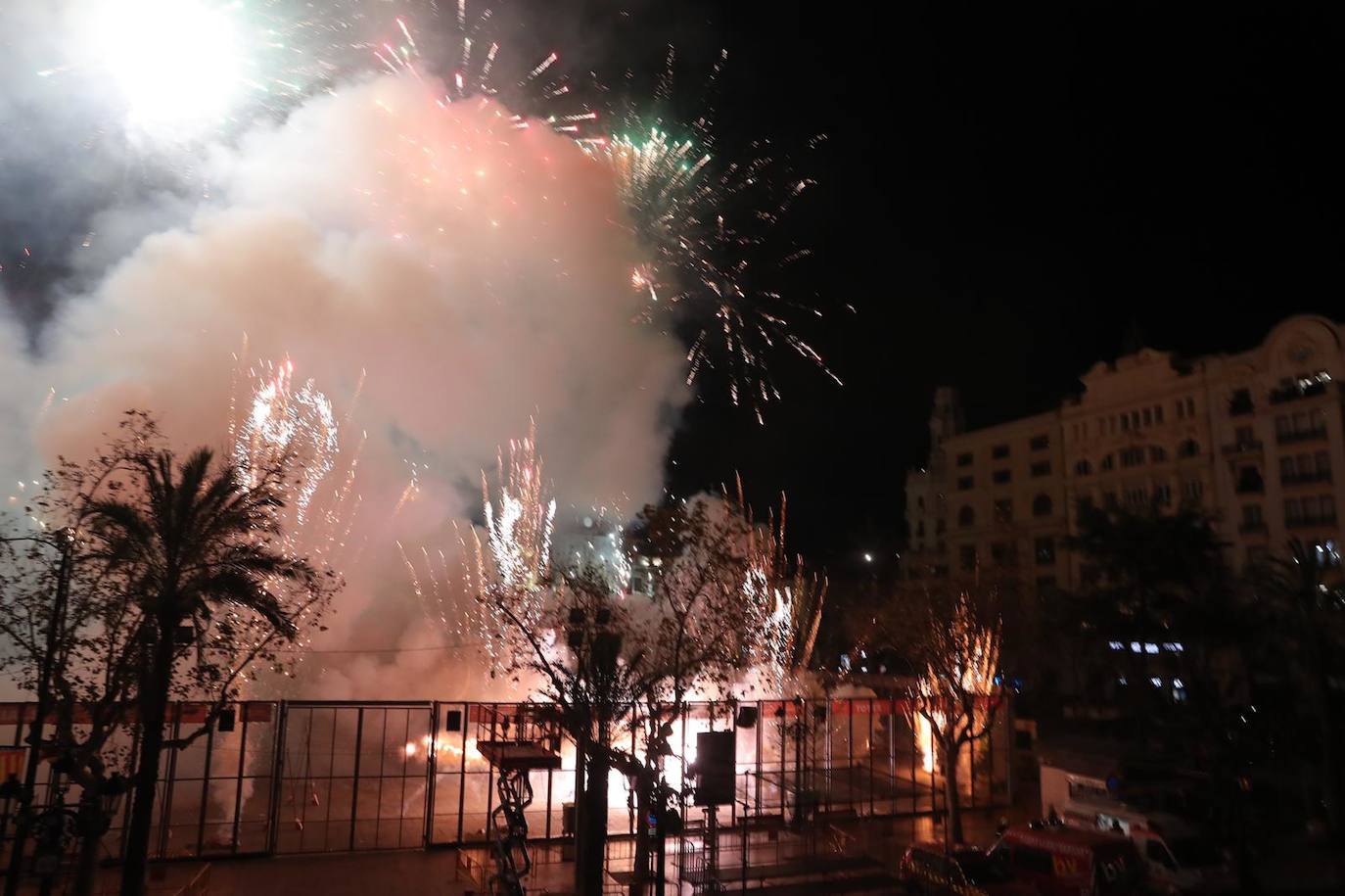 Mascletà nocturna de la Pirotecnia Tomás en las Fallas 2020 de Valencia