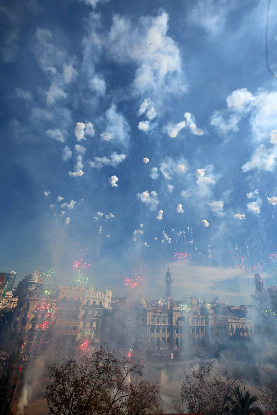 Fotos: Así ha sido la mascletà del 8 de marzo de las fallas de 2020