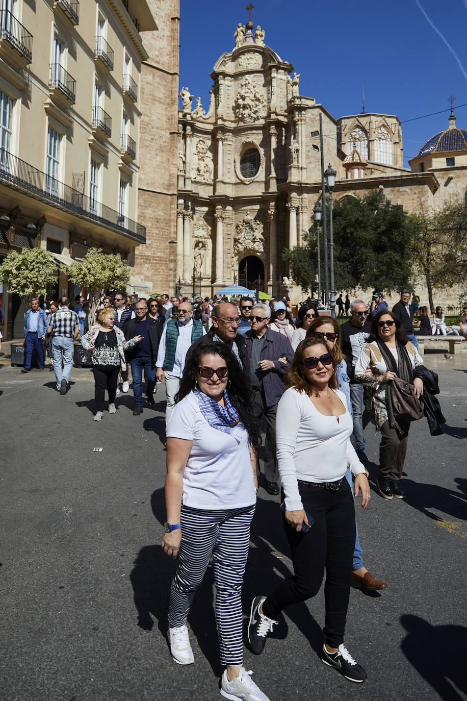 Llegan los días grandes de la fiesta. Las calles de Valencia ya están a rebosar. Ya huele a Fallas y a paella. 