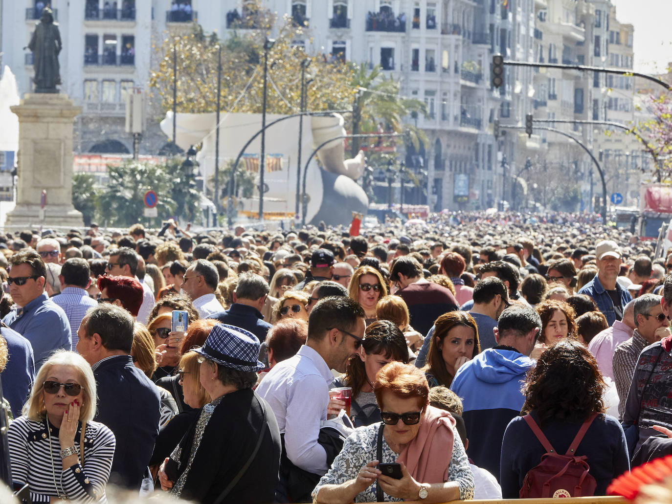 Llegan los días grandes de la fiesta. Las calles de Valencia ya están a rebosar. Ya huele a Fallas y a paella. 