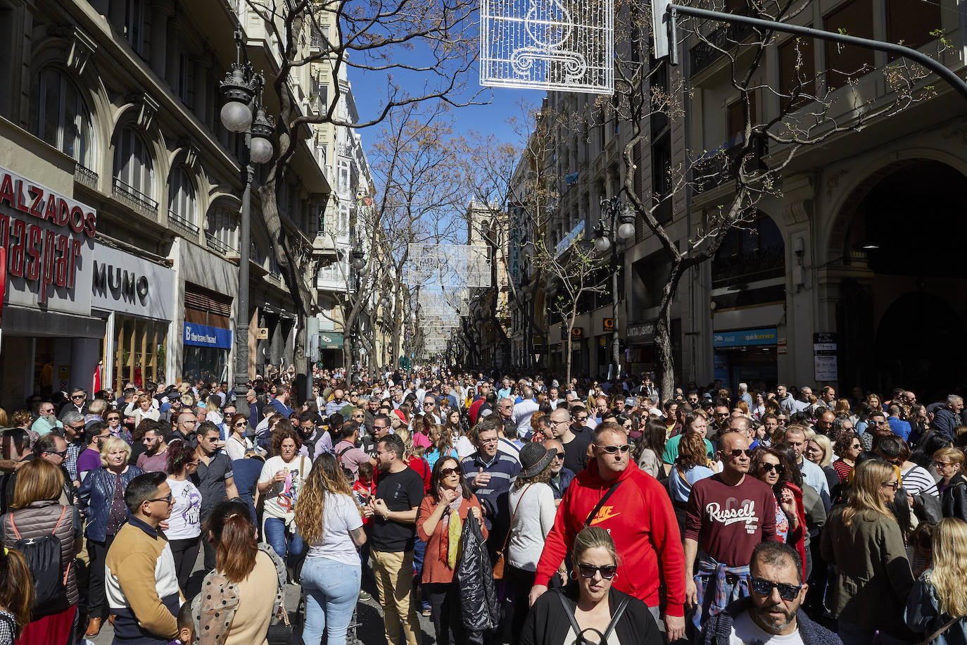 Llegan los días grandes de la fiesta. Las calles de Valencia ya están a rebosar. Ya huele a Fallas y a paella. 