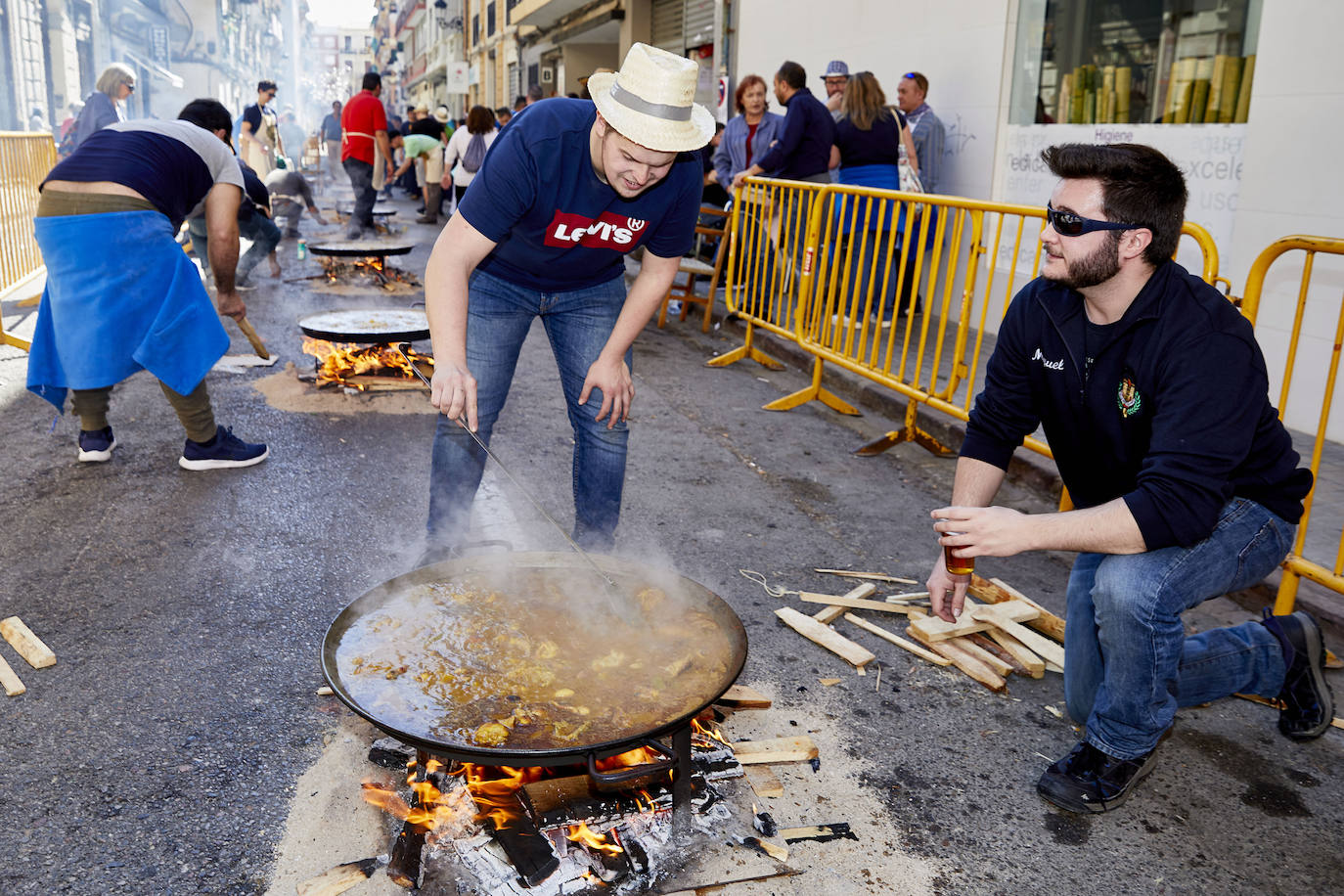 Llegan los días grandes de la fiesta. Las calles de Valencia ya están a rebosar. Ya huele a Fallas y a paella. 