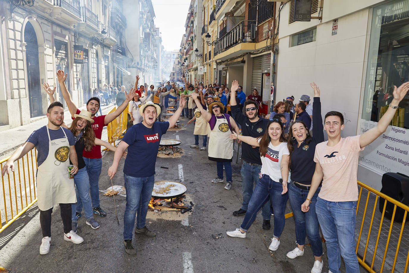 Llegan los días grandes de la fiesta. Las calles de Valencia ya están a rebosar. Ya huele a Fallas y a paella. 