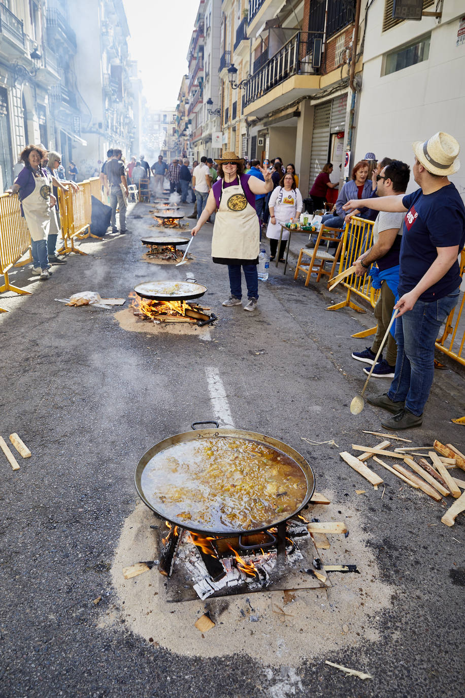 Llegan los días grandes de la fiesta. Las calles de Valencia ya están a rebosar. Ya huele a Fallas y a paella. 