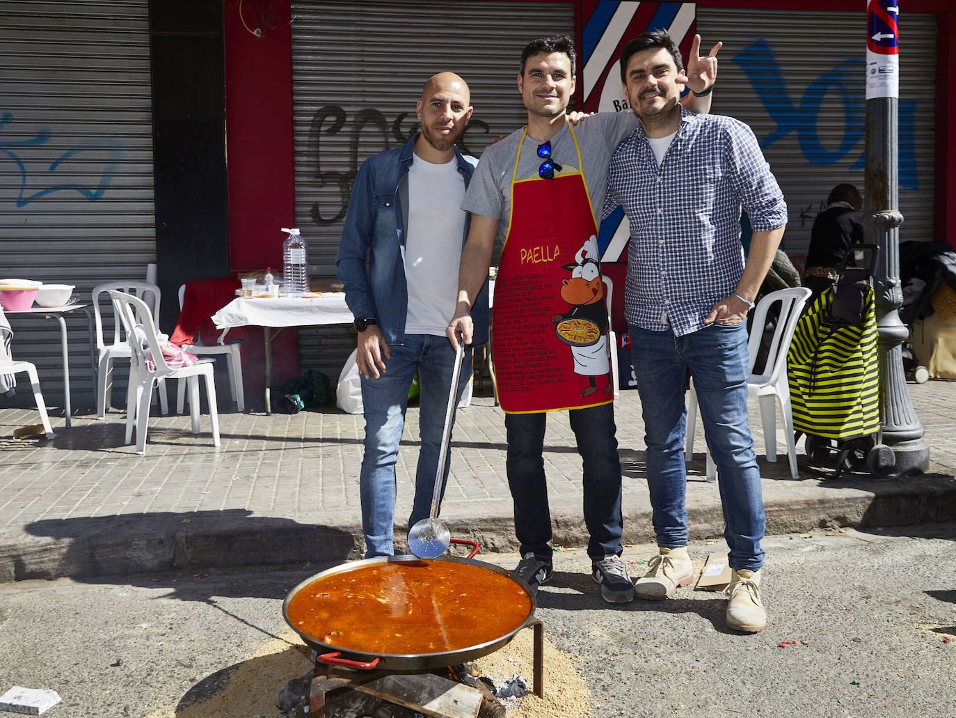 Llegan los días grandes de la fiesta. Las calles de Valencia ya están a rebosar. Ya huele a Fallas y a paella. 