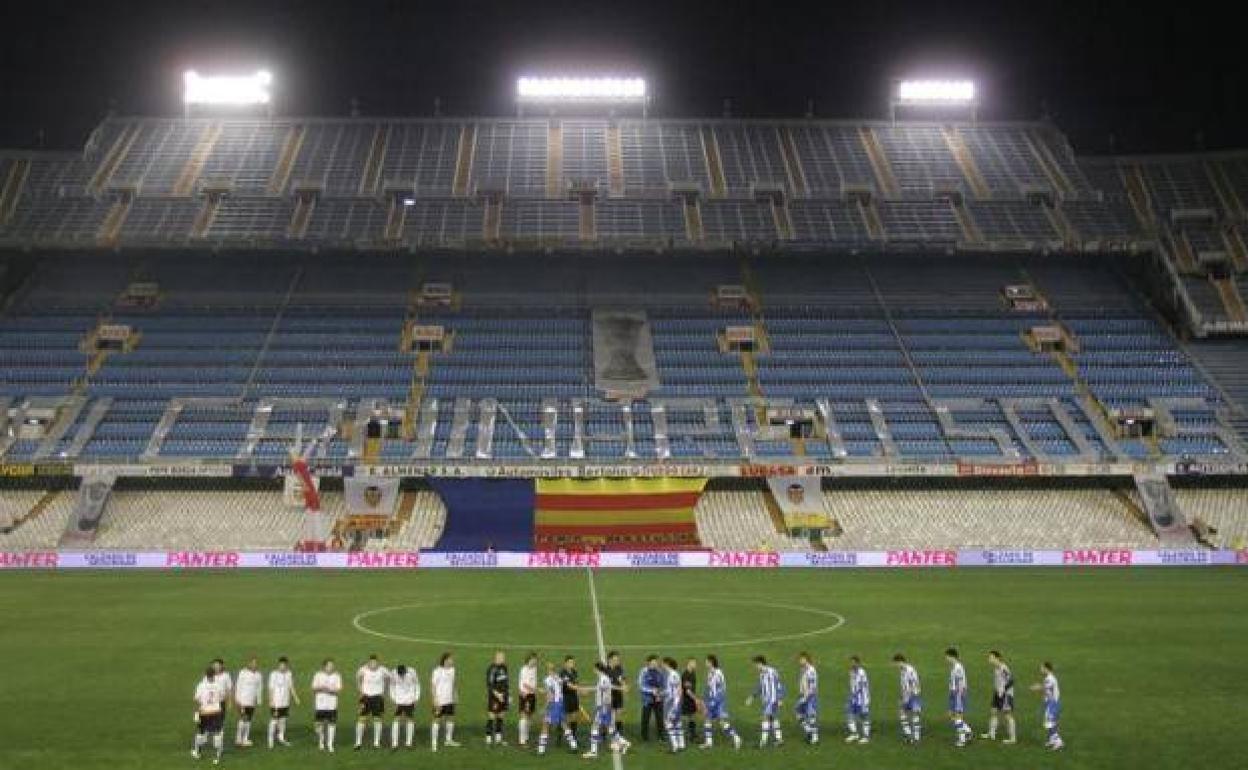 Un partido a puerta cerrada en Mestalla.