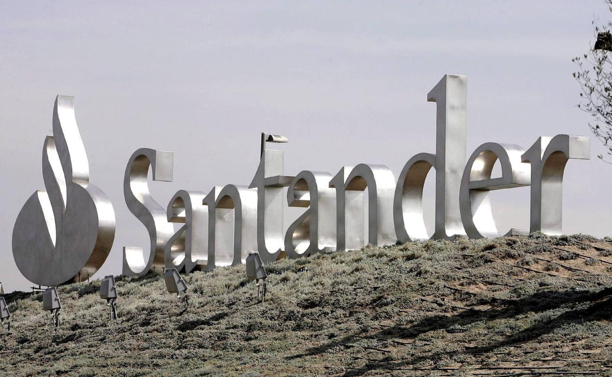 Acceso a la sede central del Banco Santander en Boadilla (Madrid). 