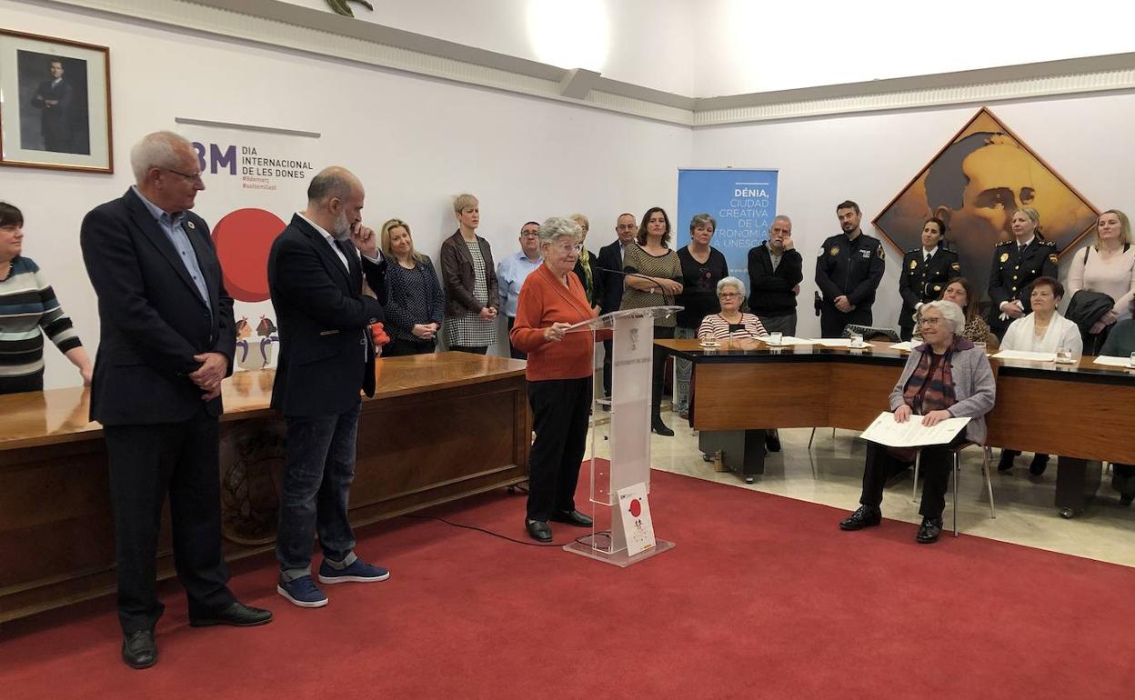 Salvadora Ausina, una de las primeras alumnas de la EPA, dirigiendo unas palabras al público. 