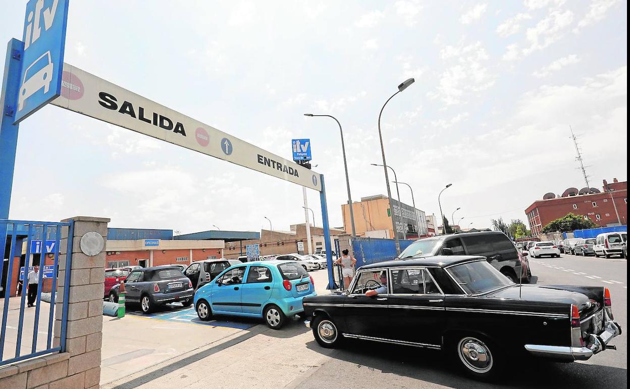 Colas de vehículos en la estación de ITV del polígono Vara de Quart. 