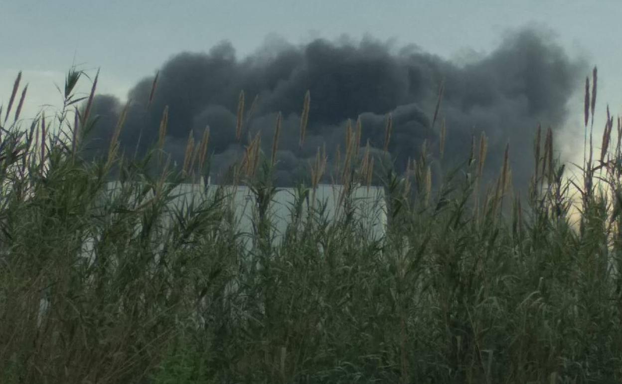 El fuego ha provocado una gran columna de humo negro. 