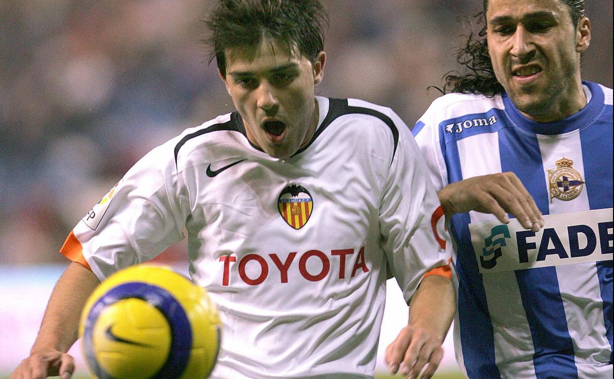 El defensa del Deportivo Juanma Delgado (d) pelea por el balón con David Villa (i), del Valencia CF, durante el partido disputado en 2006.