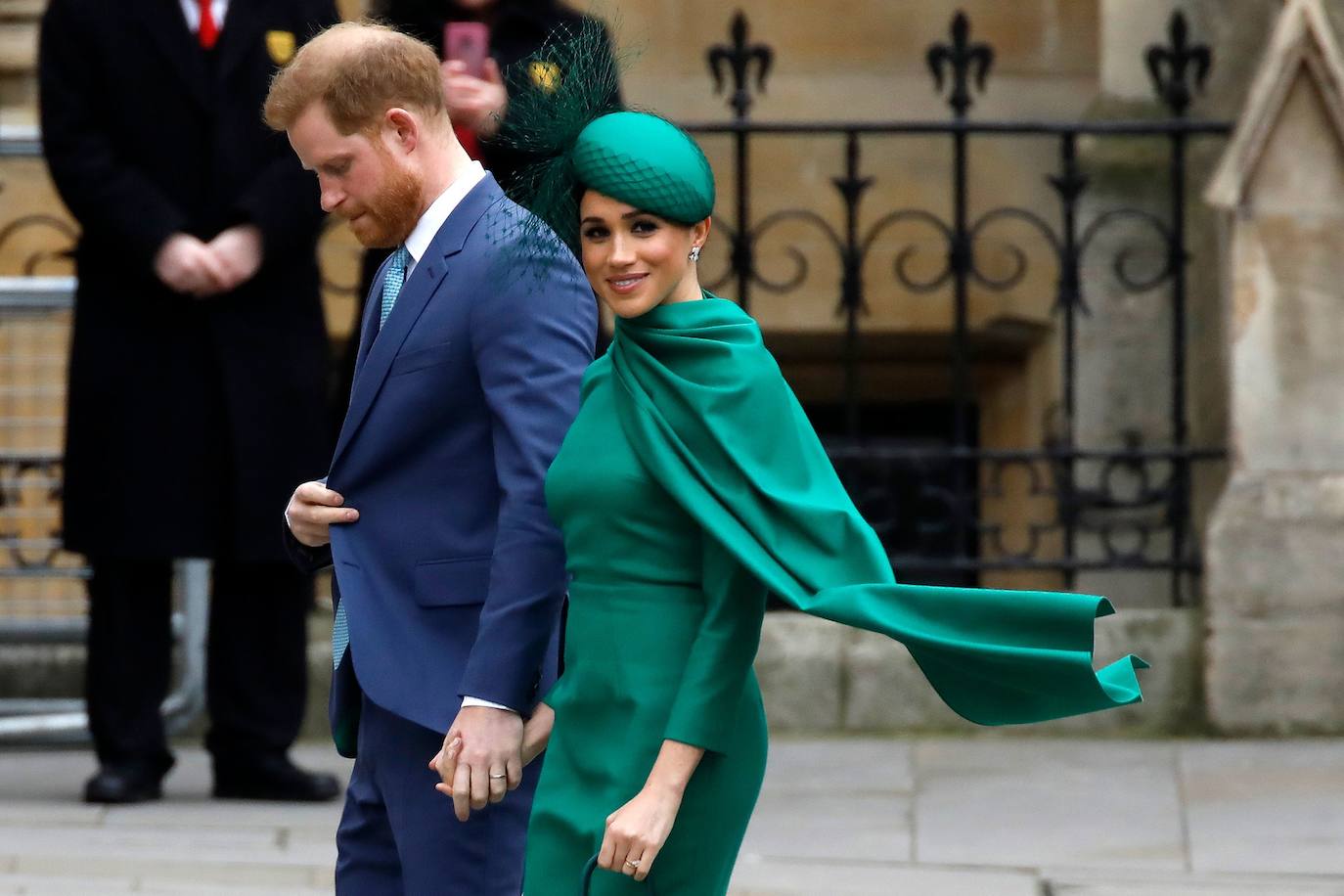 Relajados y sonrientes, el duque y la duquesa de Sussex hicieron este lunes su última aparición como miembros de la realeza británica, acompañando a la reina Isabel II en un oficio religioso en Londres, antes de dar el salto a su nueva vida. Ambos asistieron junto a los otros miembros de la familia real a una misa la Abadía de Westminster con motivo del día de la Mancomunidad británica.