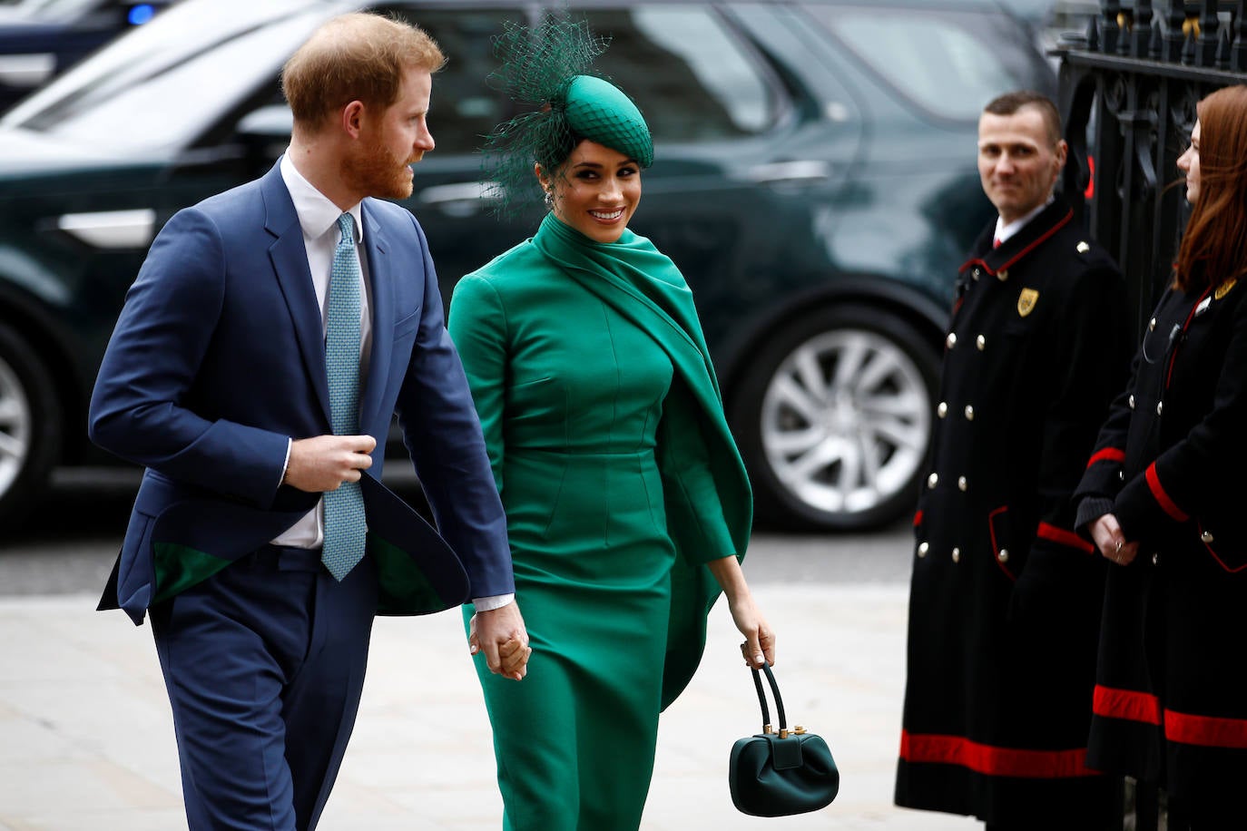 Relajados y sonrientes, el duque y la duquesa de Sussex hicieron este lunes su última aparición como miembros de la realeza británica, acompañando a la reina Isabel II en un oficio religioso en Londres, antes de dar el salto a su nueva vida. Ambos asistieron junto a los otros miembros de la familia real a una misa la Abadía de Westminster con motivo del día de la Mancomunidad británica.