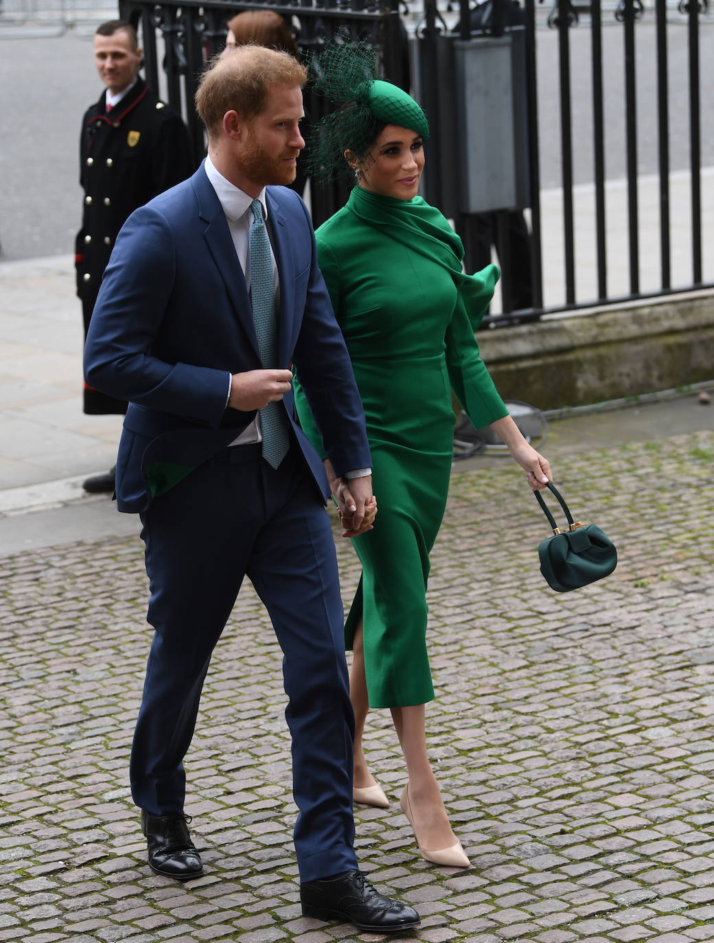 Relajados y sonrientes, el duque y la duquesa de Sussex hicieron este lunes su última aparición como miembros de la realeza británica, acompañando a la reina Isabel II en un oficio religioso en Londres, antes de dar el salto a su nueva vida. Ambos asistieron junto a los otros miembros de la familia real a una misa la Abadía de Westminster con motivo del día de la Mancomunidad británica.